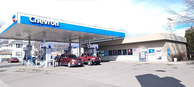 La grande Chevron Foodmart