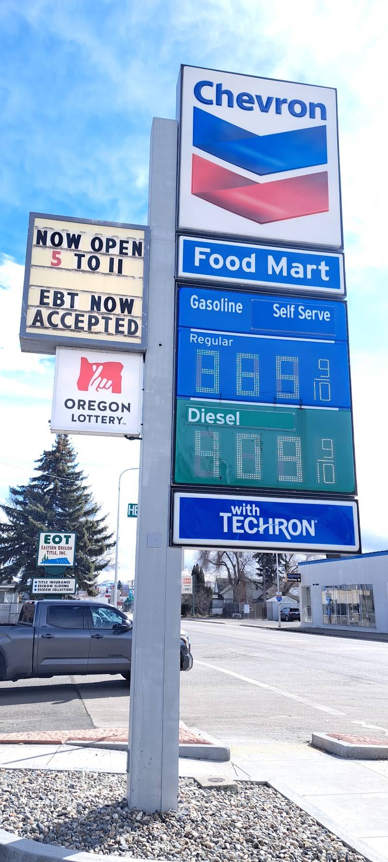 La grande Chevron Foodmart