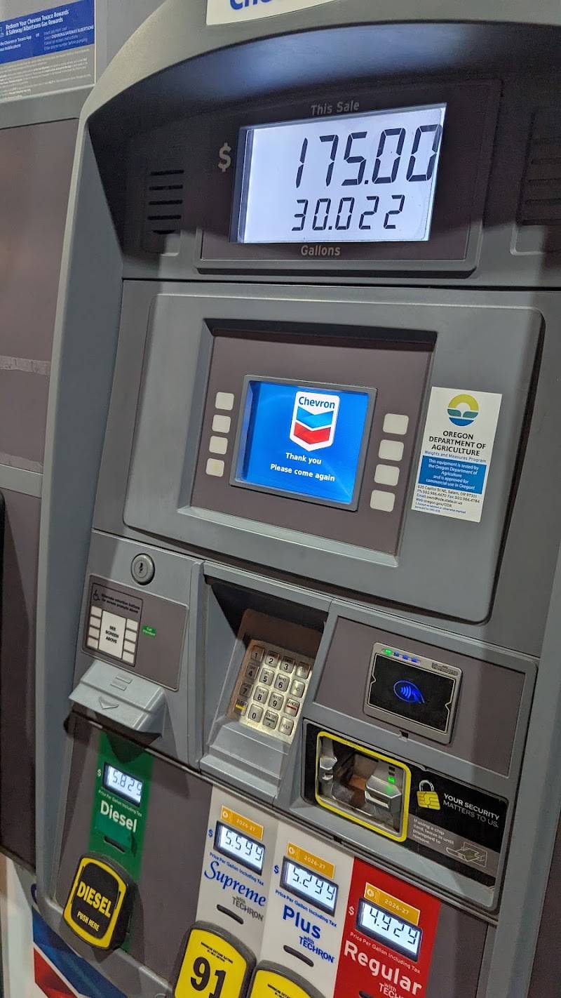 La grande Chevron Foodmart